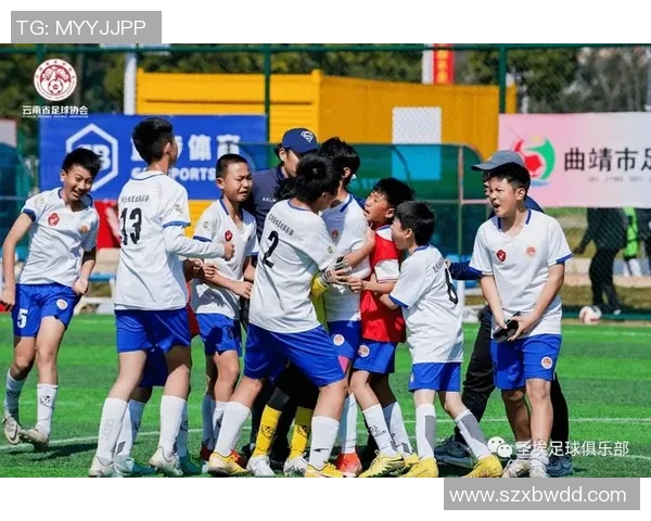 小孩心中的梦想足球明星签名带来的无限快乐与感动